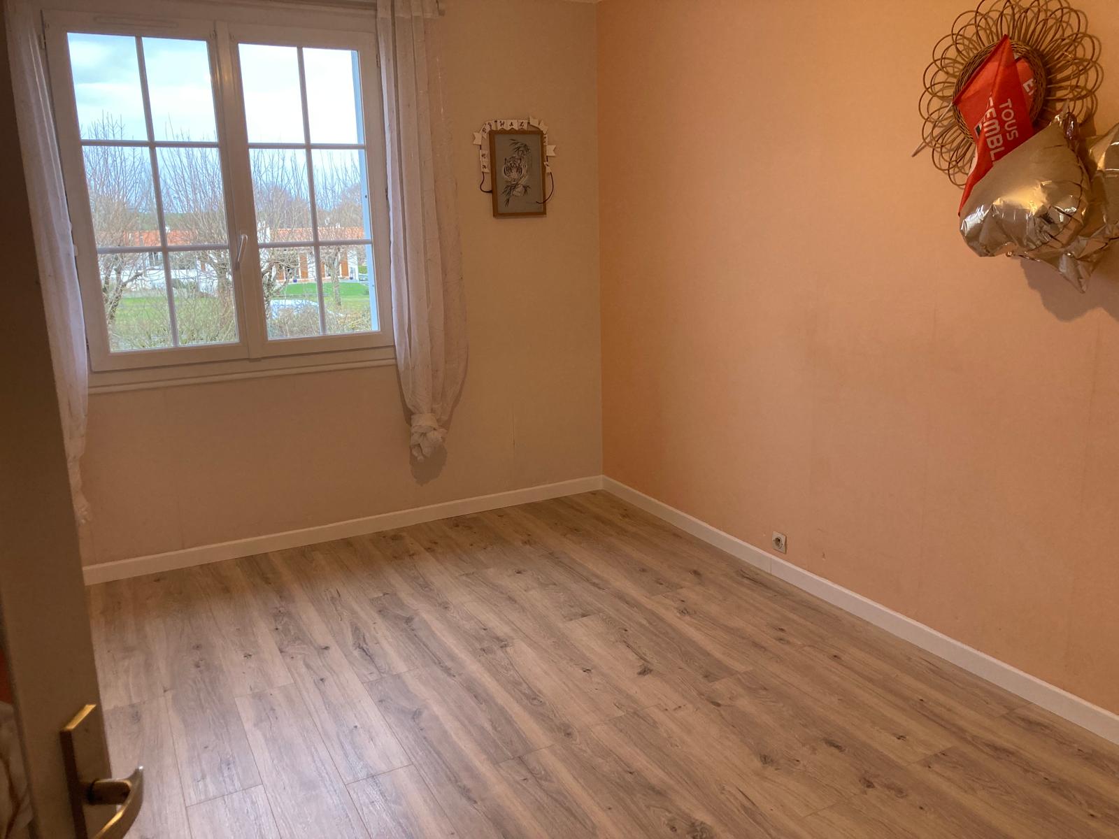 Pose de parquet stratifié avec plinthes et finitions légères